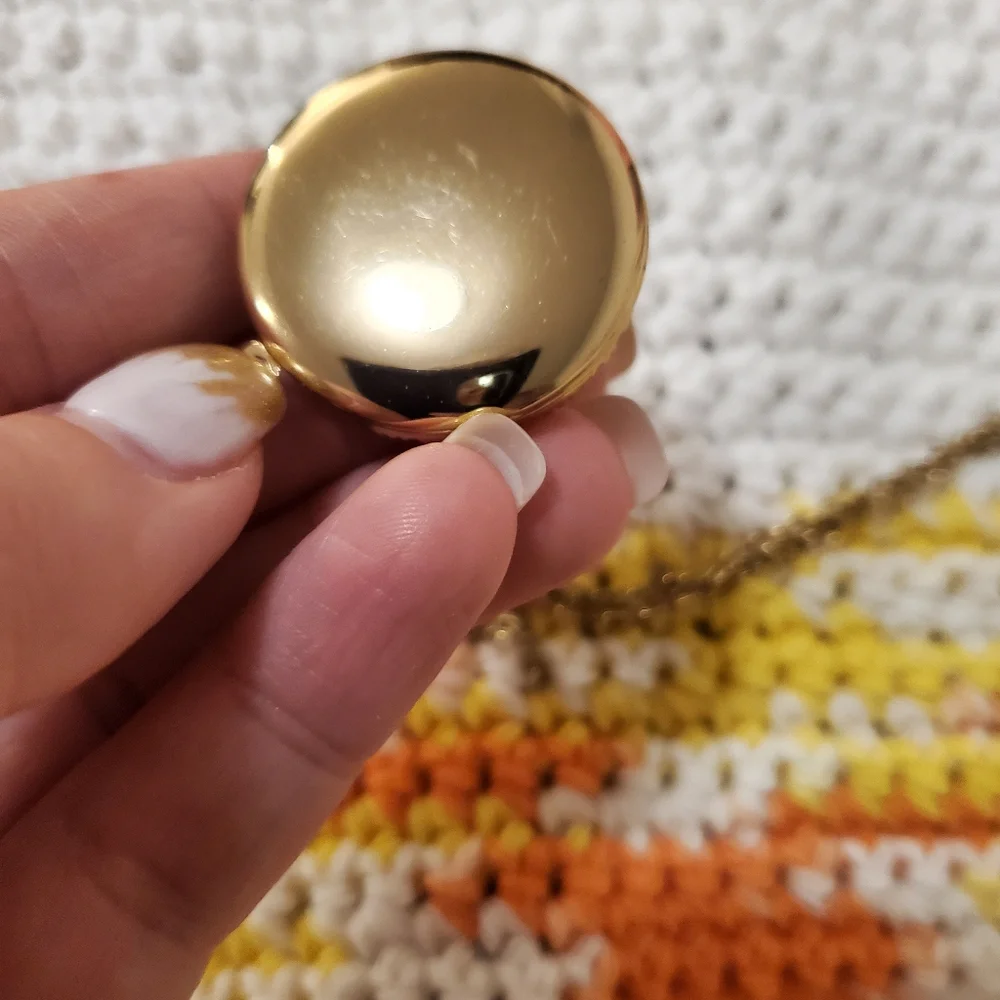 Beautiful Large Round Locket - Picture 4 of 5